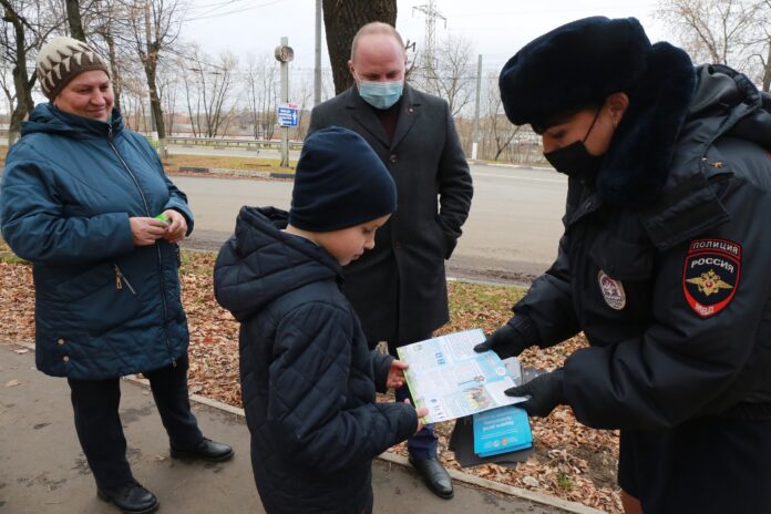 В рамках социального раунда «Засветись!» автоинспекторы провели профилактическое мероприятие