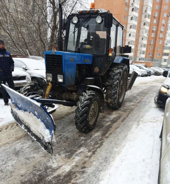 Более 60 единиц техники задействовали в уборке от снега улиц и дорог Большого Подольска