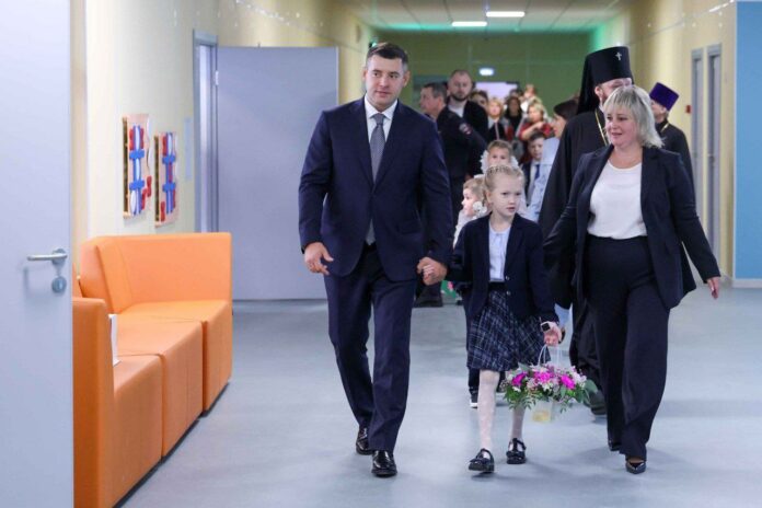 Григорий Артамонов поздравил в Климовске учеников с Днем знаний и открытием новой школы