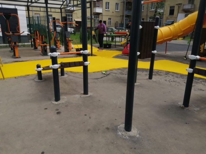 В микрорайоне Климовск ведутся работы по благоустройству