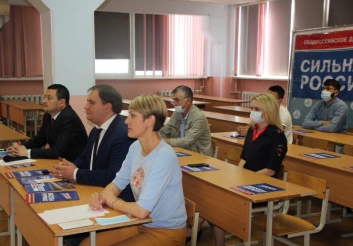 Подольские полицейские совместно с общественниками приняли участие в акции «Cильная Россия»