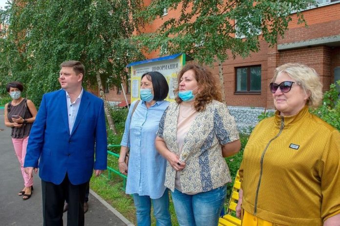 В приемке двора по проспекту Ленина в Подольске после благоустройства принимал участие Николай Пестов