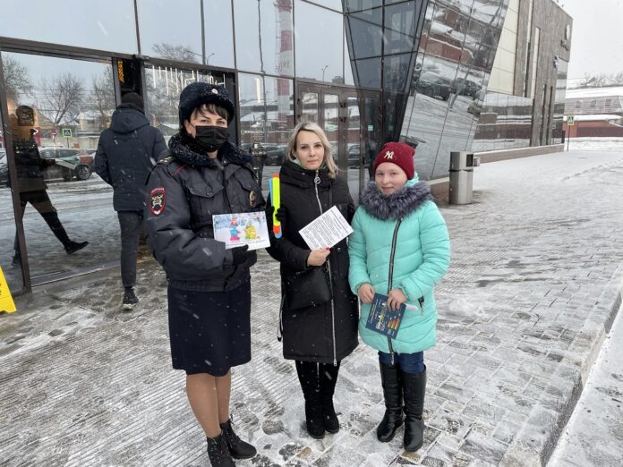 Автоинспекторы провели мероприятие по дорожной безопасности в торговом центре округа