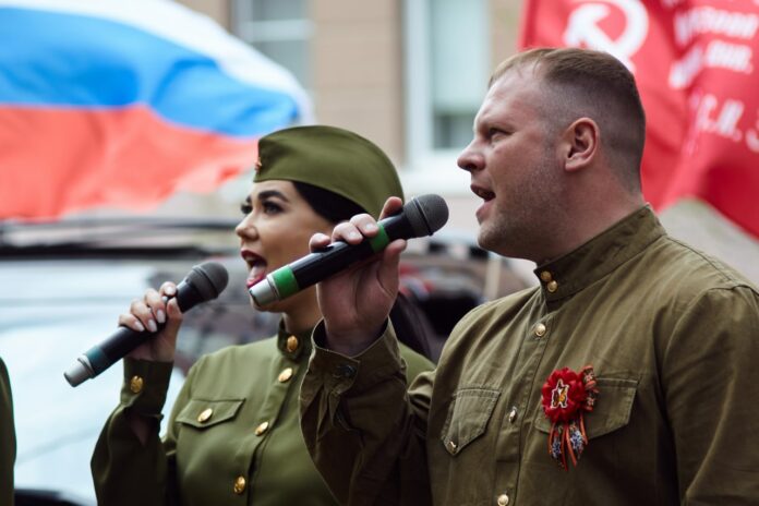 В подольских дворах «фронтовые бригады» поздравляют участников Великой Отечественной войны