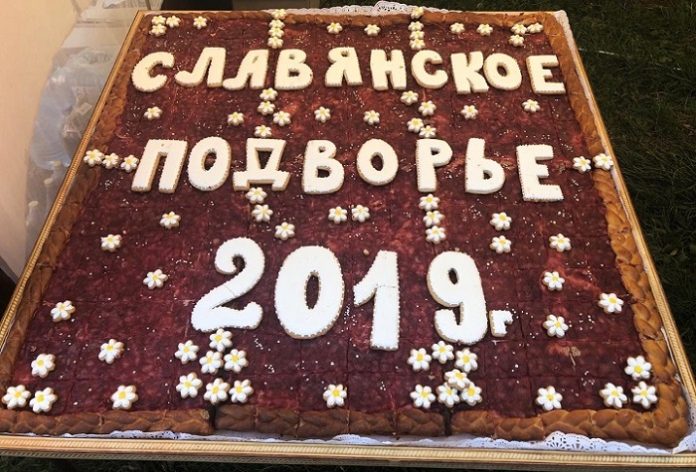 Гостей фестиваля «Славянское подворье» угостили огромным пирогом