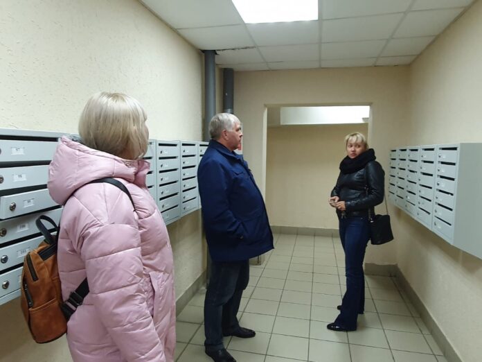 В Кузнечиках проверили ход работ по ремонту подъездов