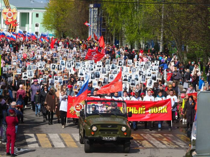 Более 3500 человек приняли сегодня участие в Бессмертном полку в Климовске
