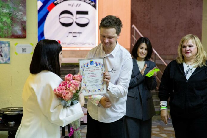 Партийцы поздравили подольского художника с Днем работника культуры