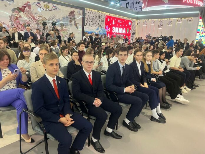 Школьники из Подольска встретились с губернатором Воробьевым на выставке «Россия»