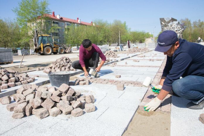 Благоустройство территории возле памятника Подольским курсантам