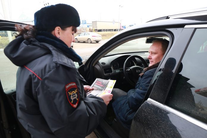 О дорожной безопасности клиентам автозаправочных станций напомнили сотрудники Госавтоинспекции