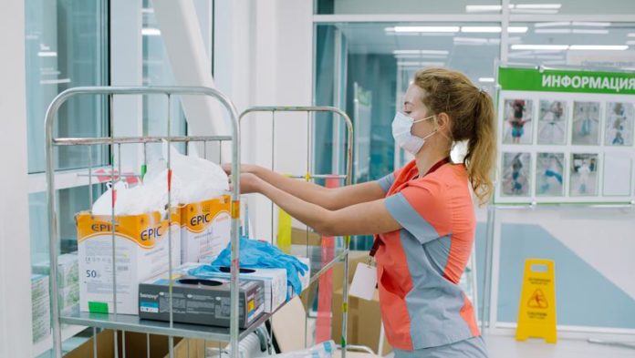 Волонтеры акции #МЫВМЕСТЕ оказывают помощь в вакцинации от COVID-19