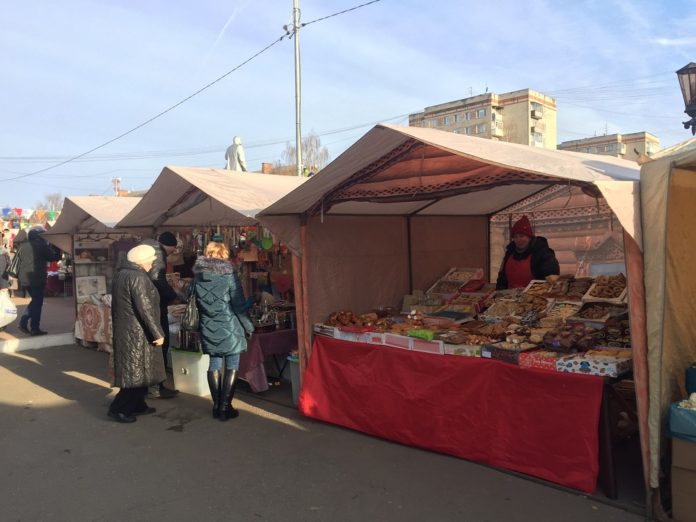 Проходит ярмарка в юго-западной части микрорайона Климовск