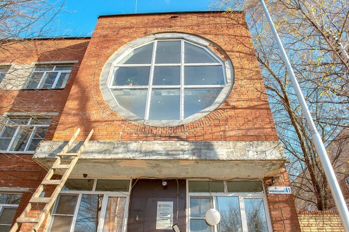 Продолжается ремонт подстанции скорой медицинской помощи в микрорайоне Климовск