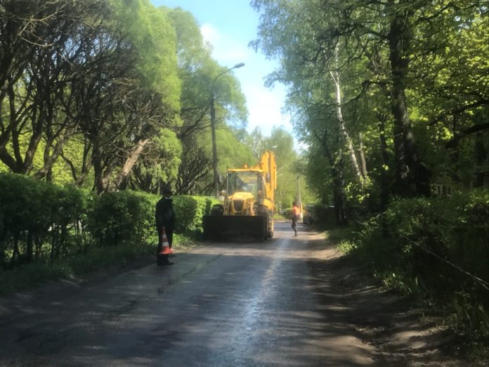 Работы по ремонту дорожного полотна в микрорайоне Климовск начались 18 мая