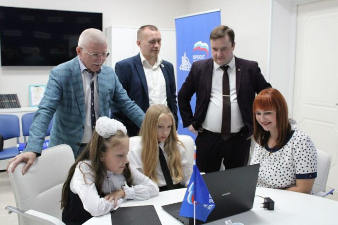 Двум юным сестрам-подольчанкам Виктории и Анастасии подарили новый ноутбук