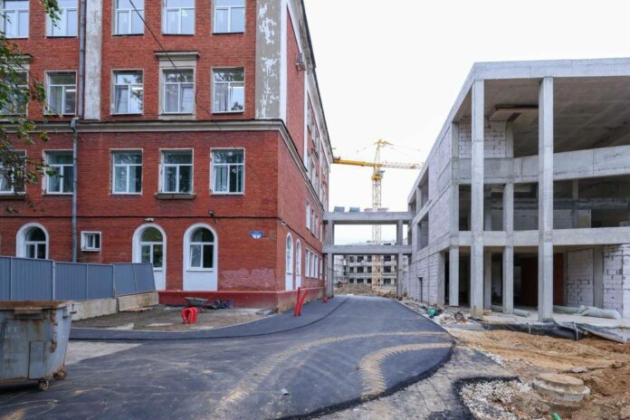 На улице Народной идет строительство школьной пристройки на 580 мест