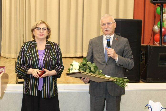 Партийцы вручили награды педагогам Лицея №26