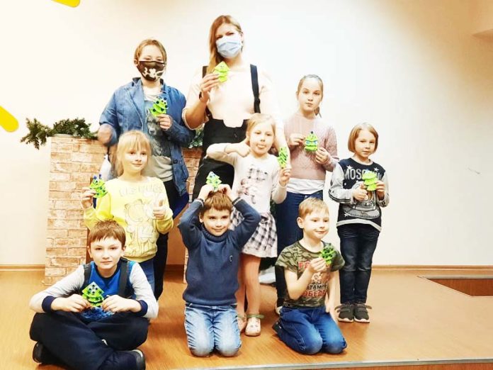 Мастер-класс по ИЗО «Рождественская елочка» состоялся в Доме культуры «Надежда»