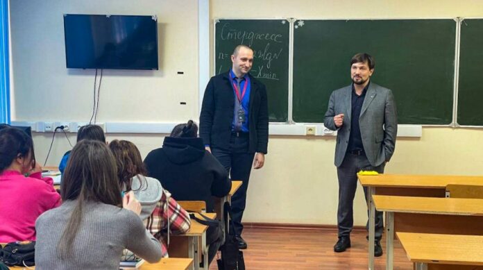 Депутат горсовета провел открытый урок вместе с главным юристом компании «Этажи»