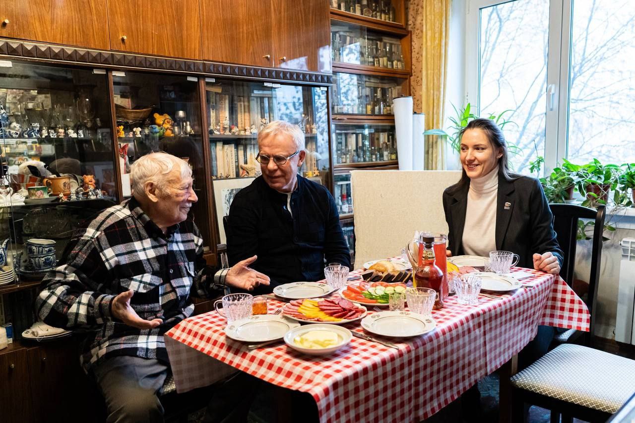 Предновогодний визит к герою: Вячеслав Фетисов поздравил ветерана войны