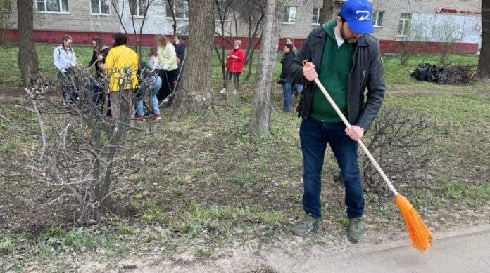 Депутат горокруга Подольск принял участие в уборке у улицы Почтовая
