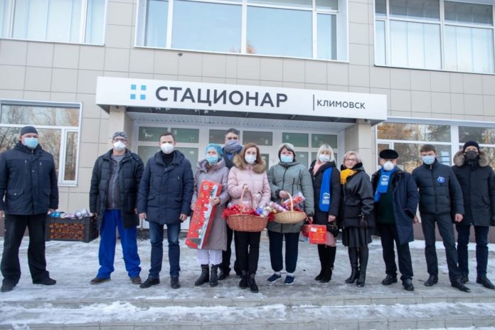 Депутаты передали новогодние подарки подольским медикам