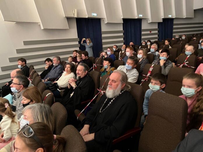 Рождественский праздник воскресной школы Воскресенского храма состоялся в ДК «Октябрь»