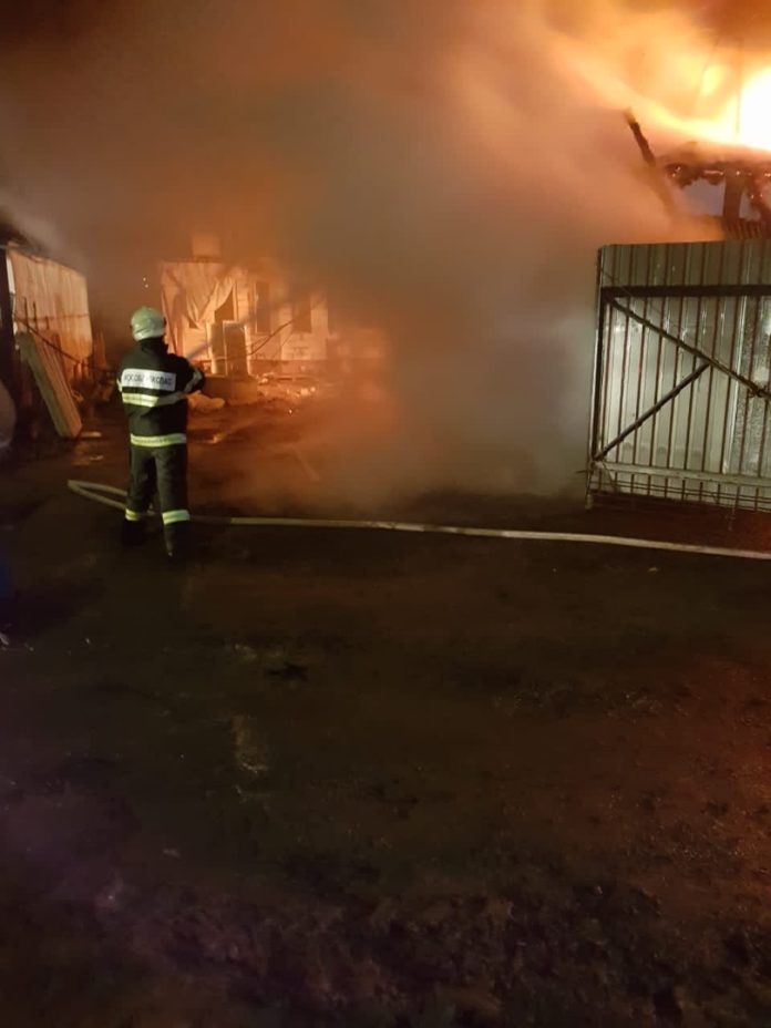 Загоревшийся гараж был потушен в деревне Гривно