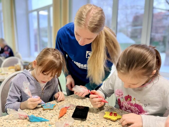 Воспитанники школы интерната в Подольске испекли пряники для бойцов СВО