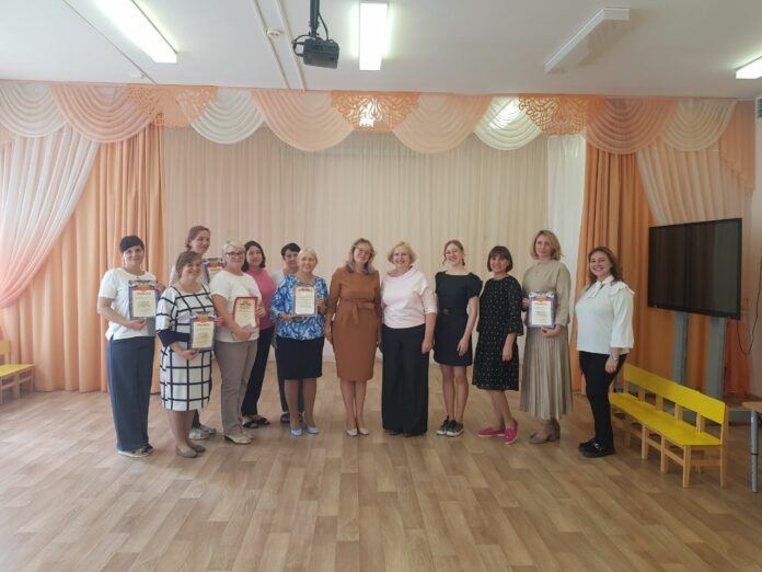 Депутат Совета депутатов поздравила с профессиональным праздником коллективы пяти детских садов