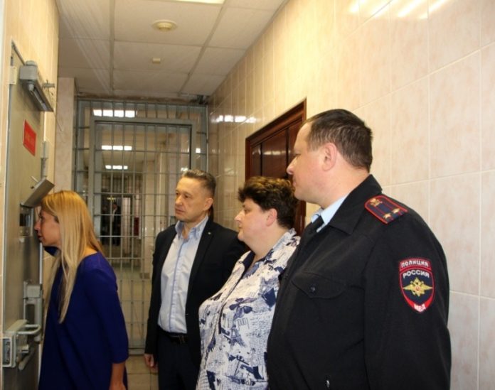 Сотрудники полиции и общественники проверили изолятор временного содержания в Подольске