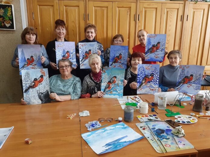 В округе прошло занятие по изо в рамках программы «Активное долголетие»