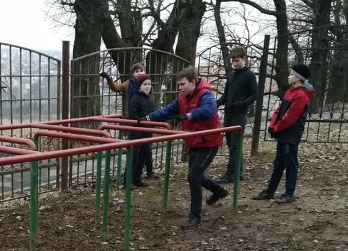 На базе Быковской школы провели тренировку на 100-метровой военной полосе препятствий