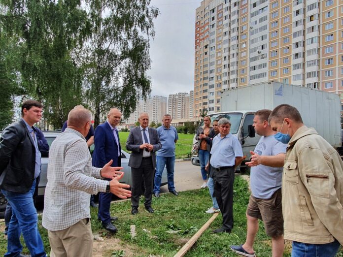 Ход строительства пешеходных дорожек и парковочных мест проверили в микрорайоне Кузнечики