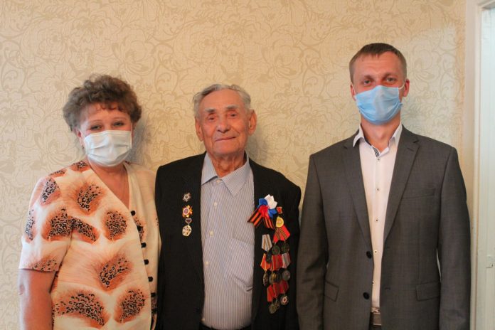 Участник Великой Отечественной войны Александр Андреевич Родионов и труженица тыла Валентина Петровна Жиркова принимали...