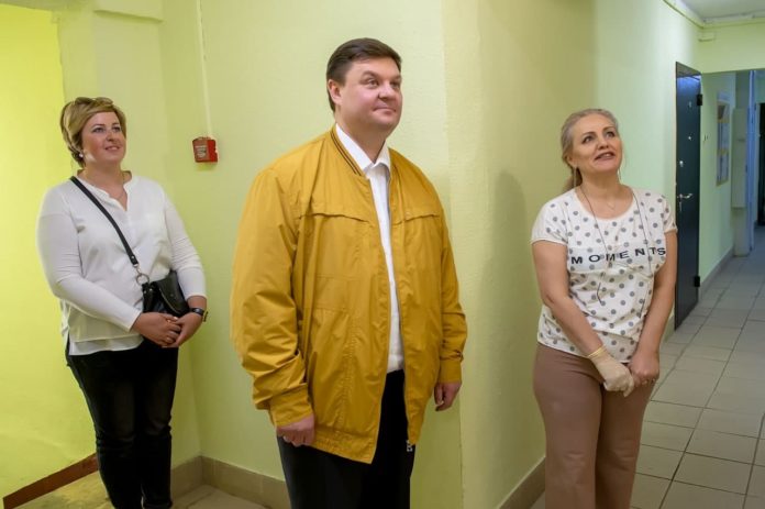 Николай Пестов проверил ход ремонтных работ подъездов в одном из домов в Кузнечиках