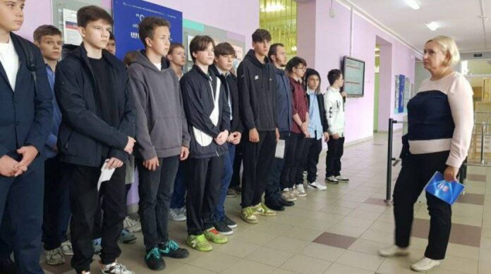 Депутат Инна Горкавая встретилась с учащимися выпускных классов, будущими призывниками перед их посещением военкомата