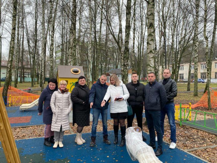 Новая детская площадка в посёлке Дубровицы скоро примет ребят