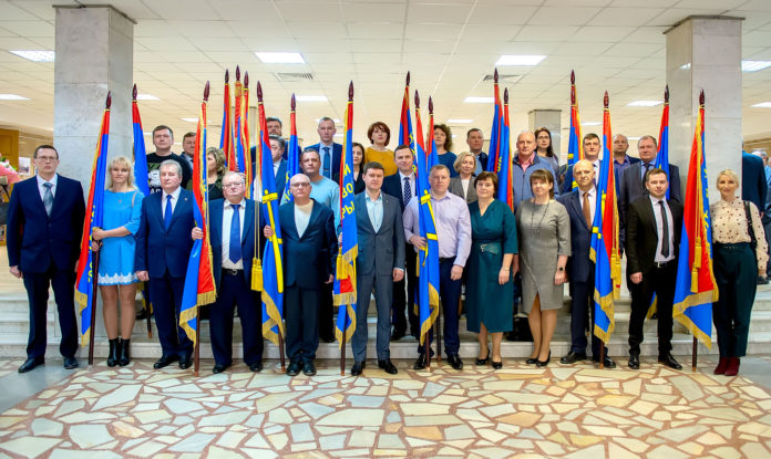 Лучшим предприятиям и организациям Подольска вручили переходящие знамена и награды