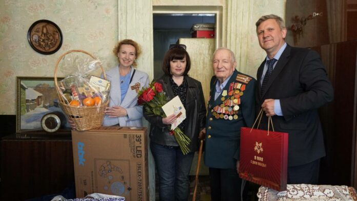 Главных героев предстоящего Дня Победы – участников Великой Отечественной войны – поздравляют на дому