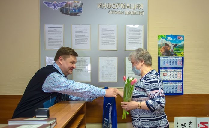 Глава муниципалитета Николай Пестов поздравил женщин, находящихся в праздничный день на рабочих местах