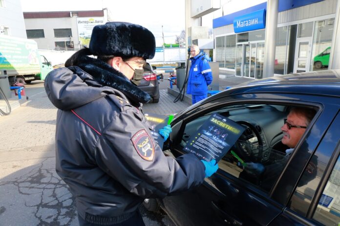 В рамках раунда «Засветись!» подольские автоинспекторы провели тематические беседы на автозаправочных станциях
