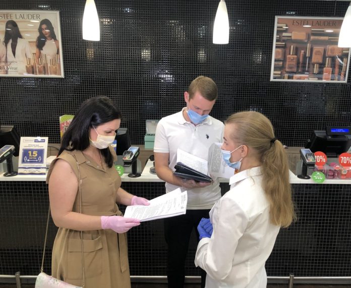 Деятельность торговых центров по соблюдению санитарно-эпидемиологических норм проверили в Большом Подольске