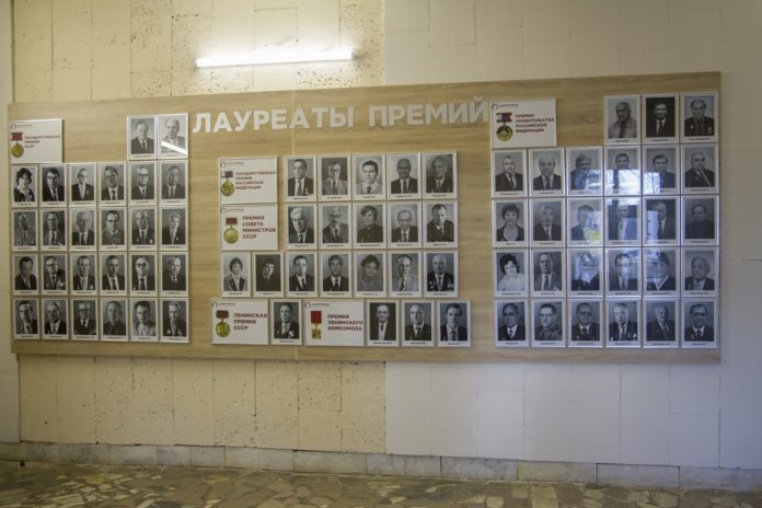 На центральной проходной АО «ЦНИИТОЧМАШ» открыли стенды, посвященные сотрудникам института – ветеранам ВОВ