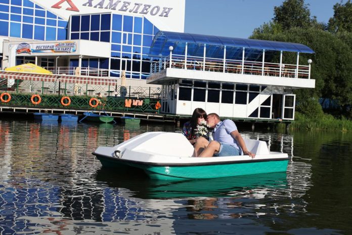 На реке Петрице открыли прокат катамаранов
