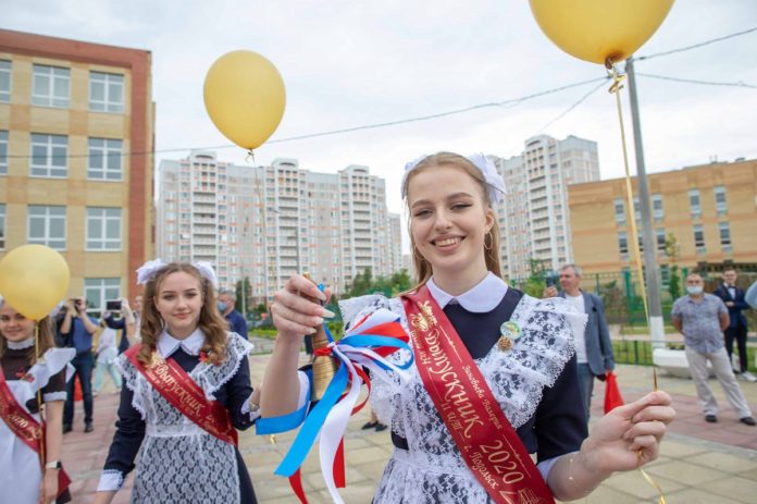 Всё начинается с мечты: 15 июня выпускникам 11-х классов вручили аттестаты