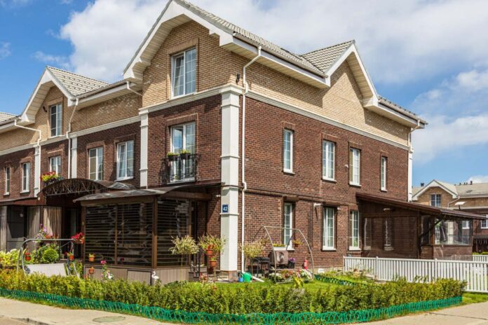 В деревне Бережки построили девять новых таунхаусов ЖК «Каскад Парк»