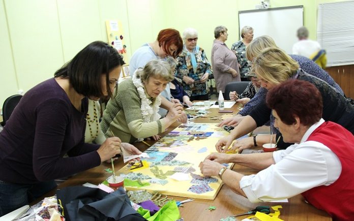 Какое счастье творить и увидеть своё творение! Члены Клуба «Житейская мудрость» создали уникальное панно