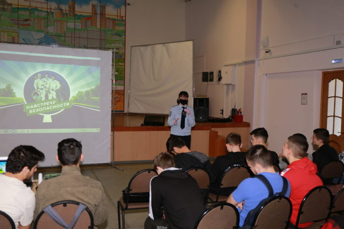 Автоинспекторы Подольска провели правовой ликбез по дорожным правилам для студентов колледжа им. А.В.Никулина